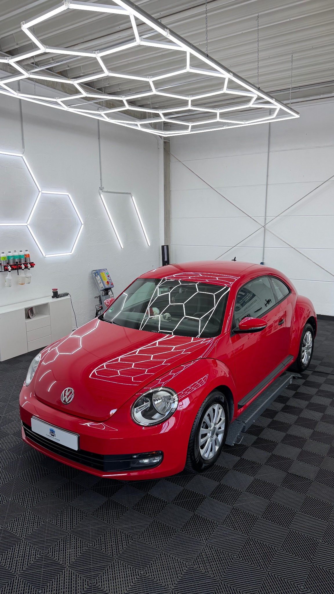 Roter VW Beetle nach der Aufbereitung im Cleanwaves Studio